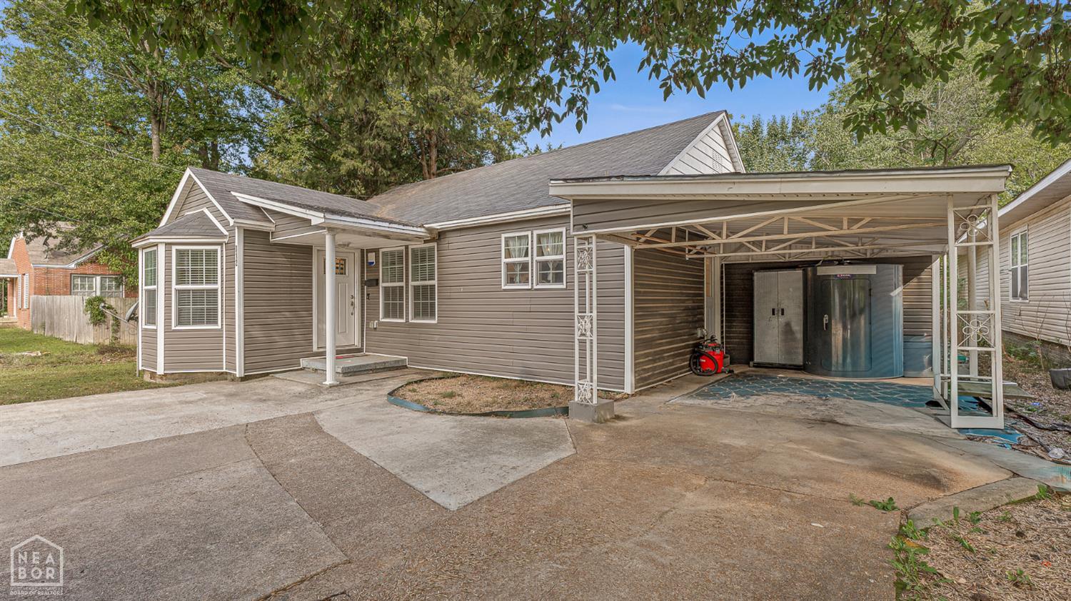 812 W Nettleton Avenue