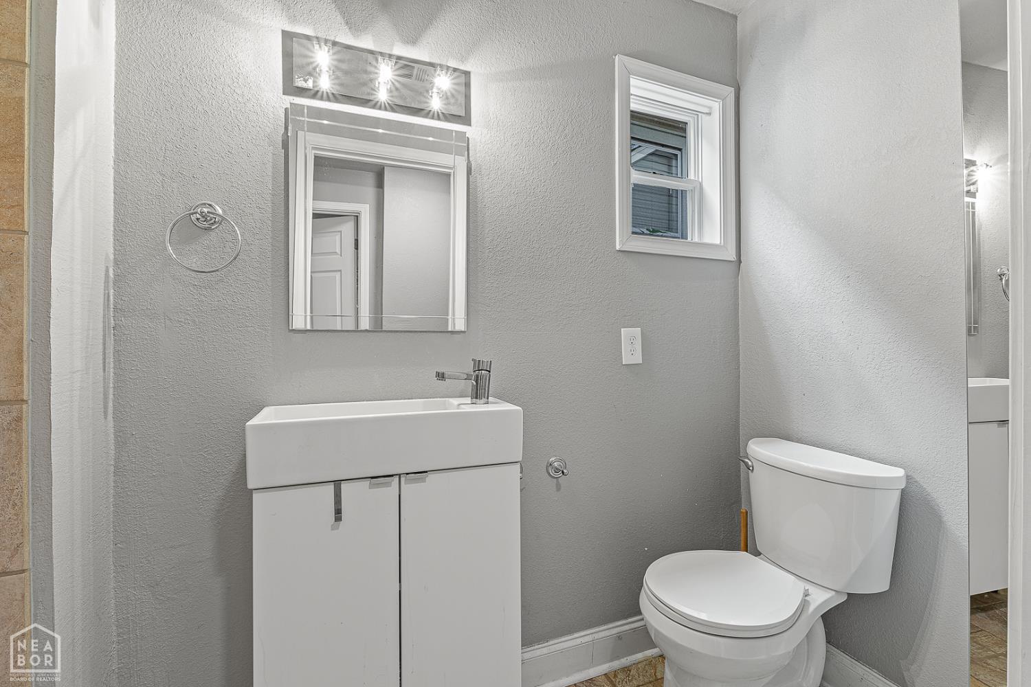 812 W Nettleton Avenue