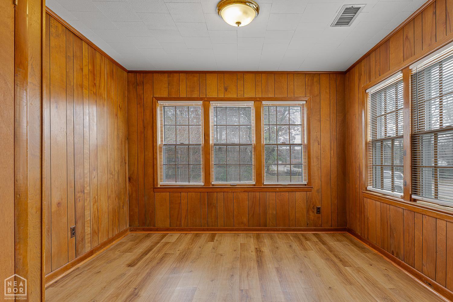 1600 W Nettleton Avenue W